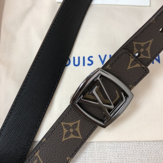 LOUIS VUITTO iconic LV Initiales design
