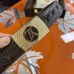 LOUIS VUITTO uses real crocodile 🐊🐊 skin and bone back skin for the body. There is no splicing at the tail