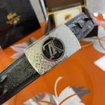 LOUIS VUITTO uses real crocodile 🐊🐊 skin and bone back skin for the body. There is no splicing at the tail