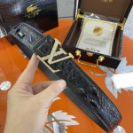 LOUIS VUITTO uses real crocodile 🐊🐊 skin and bone back skin for the body. There is no splicing at the tail