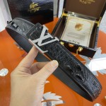 LOUIS VUITTO uses real crocodile 🐊🐊 skin and bone back skin for the body. There is no splicing at the tail