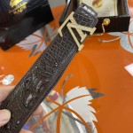 LOUIS VUITTO uses real crocodile 🐊🐊 skin and bone back skin for the body. There is no splicing at the tail