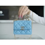 𝗖𝗛𝗔𝗘𝗡𝗟✦ 𝟮𝟮𝐒 Enamel Handle Chain Bag Blue