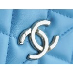 𝗖𝗛𝗔𝗘𝗡𝗟✦ 𝟮𝟮𝐒 Enamel Handle Chain Bag Blue