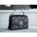 𝗖𝗛𝗔𝗘𝗡𝗟✦ 𝟮𝟮𝐒 Enamel Handle Chain Bag black