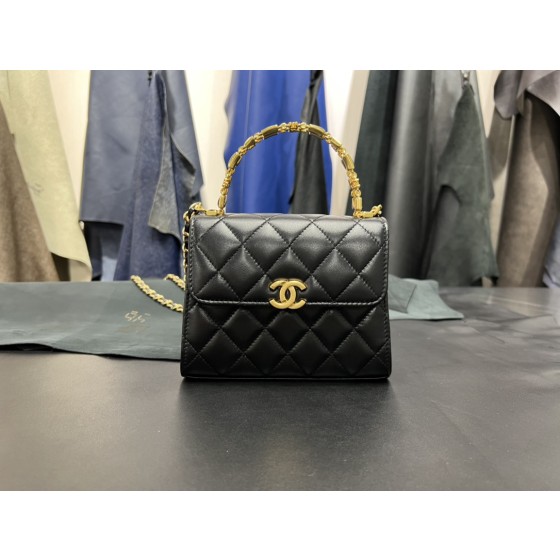 𝗖𝗛𝗔𝗘𝗡𝗟✦ 𝟮𝟮𝐒 Enamel Handle Chain Bag black