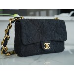 𝗖𝗛𝗔𝗘𝗡𝗟✦ 𝟮𝟮𝐒 Denim Underarm Bag