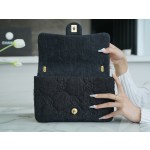 𝗖𝗛𝗔𝗘𝗡𝗟✦ 𝟮𝟮𝐒 Denim Underarm Bag