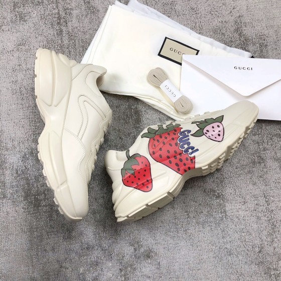 Gucci Pops This collection has a lot of flora and fauna elements Original material