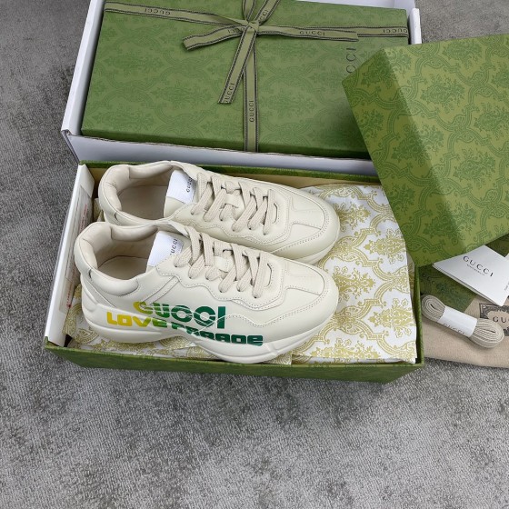 Gucci Pops This collection has a lot of flora and fauna elements Original material