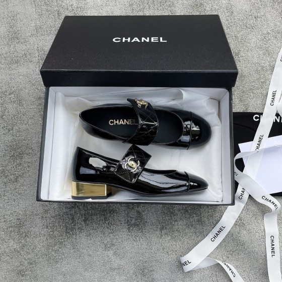 CHANEL book bag buckle single shoes Mary Jane single shoes bright wrinkled patent leather gold heel