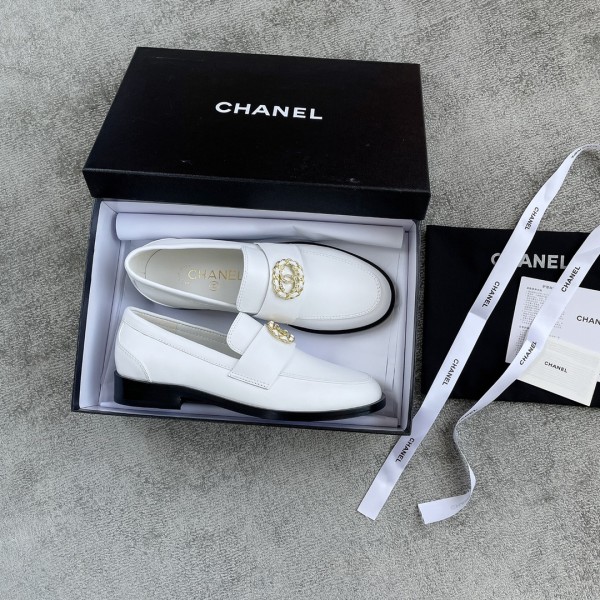 CHANEL Louboutins Simple small single shoes Lace-shaped round Logo leather outsole