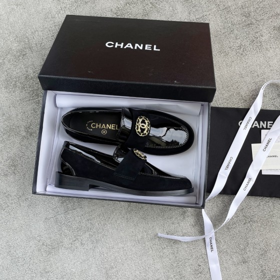 CHANEL Louboutins Simple small single shoes Lace-shaped round Logo leather outsole