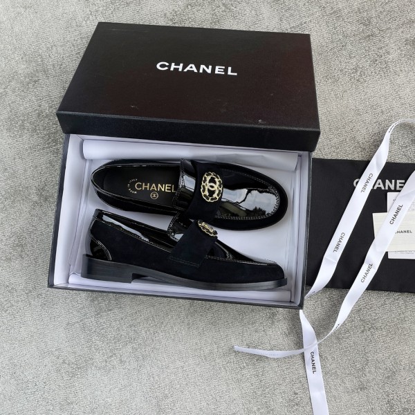 CHANEL Louboutins Simple small single shoes Lace-shaped round Logo leather outsole