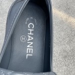CHANEL a little retro with a flip-flop design through the dye leather sole