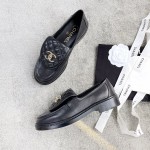 CHANEL a little retro with a flip-flop design through the dye leather sole