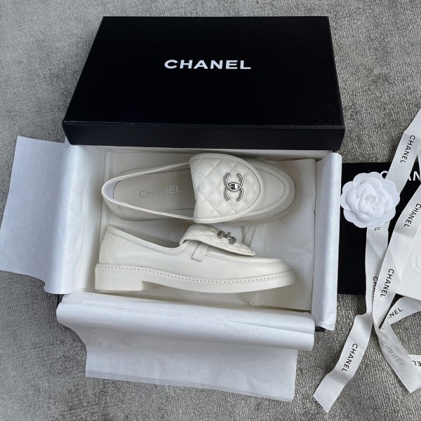 CHANEL a little retro with a flip-flop design through the dye leather sole