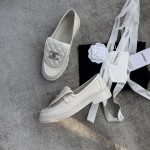 CHANEL a little retro with a flip-flop design through the dye leather sole