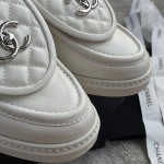 CHANEL a little retro with a flip-flop design through the dye leather sole
