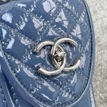 CHANEL a little retro with a flip-flop design through the dye leather sole
