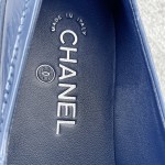 CHANEL a little retro with a flip-flop design through the dye leather sole