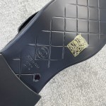 CHANEL a little retro with a flip-flop design through the dye leather sole