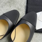 CHANEL especially popular color blocking single shoes continue the classic Chanel characteristics