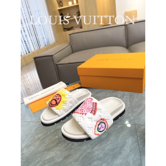 Louis Vuitton 2023 couple models embossed print