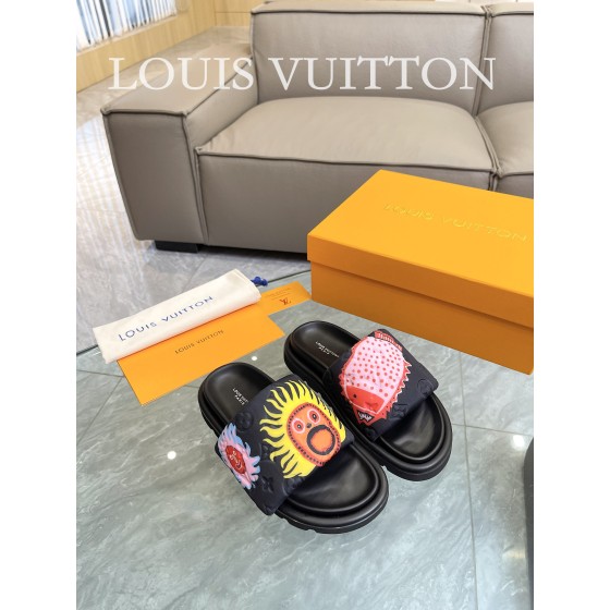 Louis Vuitton 2023 couple models embossed print