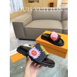 Louis Vuitton 2023 couple models embossed print