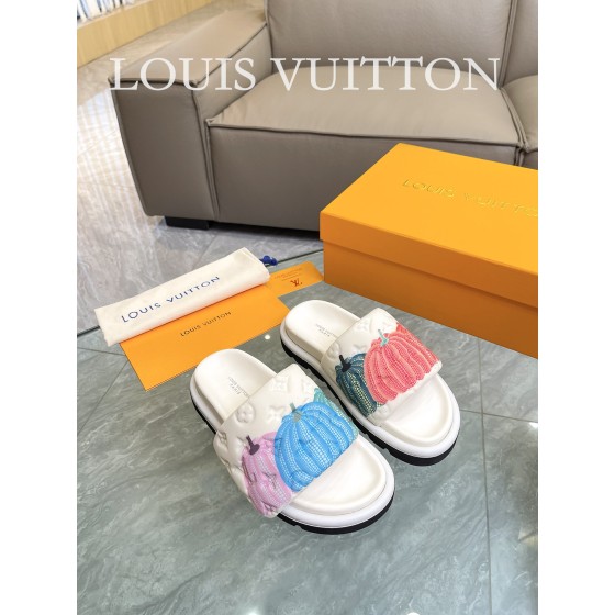 Louis Vuitton 2023 couple models embossed print