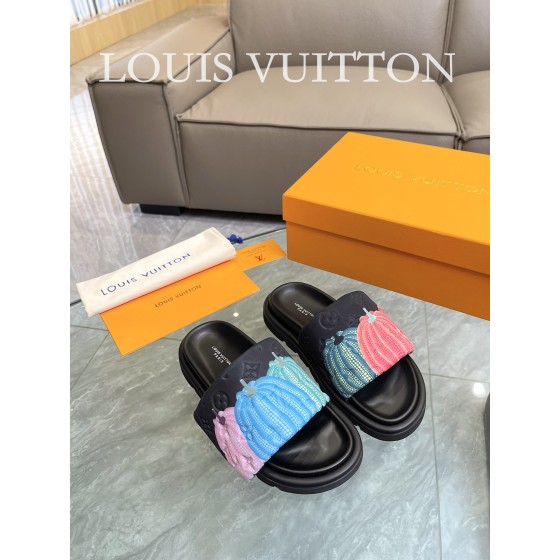 Louis Vuitton 2023 couple models embossed print