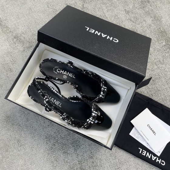 CHANEL especially popular color blocking single shoes continue the classic Chanel characteristics