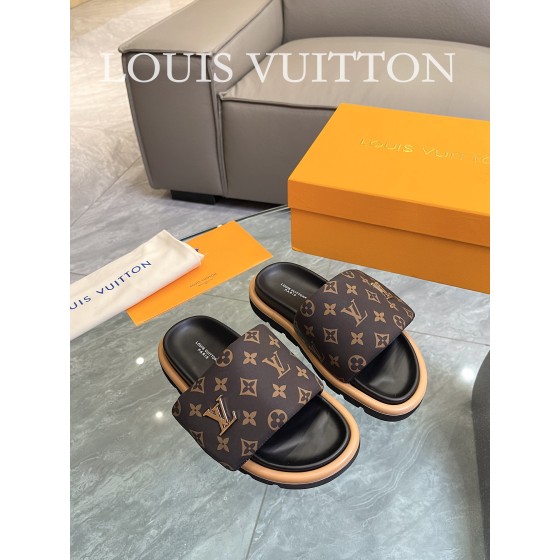 Louis Vuitton 2023 couple models embossed print