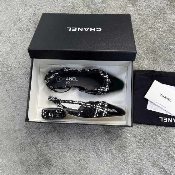 CHANEL especially popular color blocking single shoes continue the classic Chanel characteristics