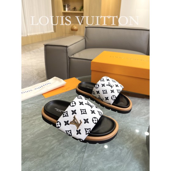 Louis Vuitton 2023 couple models embossed print