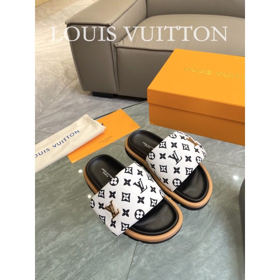 Louis Vuitton 2023 couple models embossed print