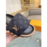 Louis Vuitton 2023 couple models embossed print