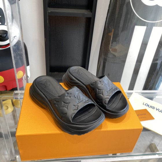 Louis Vuitton platform slippers Pool Pillow Comfort will enter the series
