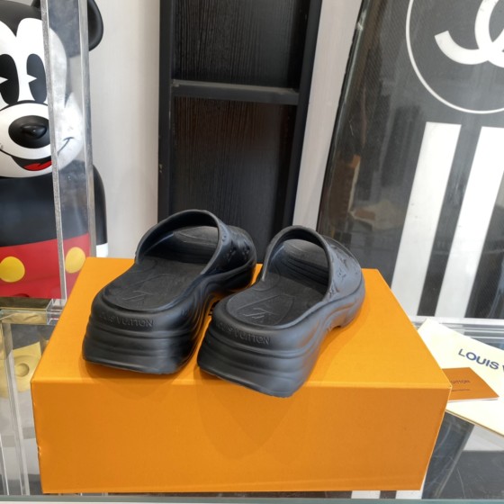 Louis Vuitton platform slippers Pool Pillow Comfort will enter the series