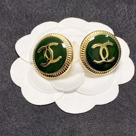 CHANEL🇫🇷Xiaoxiang autumn and winter middle-aged grass green earrings