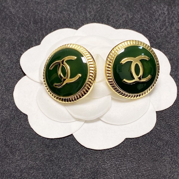 CHANEL🇫🇷Xiaoxiang autumn and winter middle-aged grass green earrings