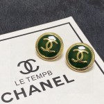 CHANEL🇫🇷Xiaoxiang autumn and winter middle-aged grass green earrings