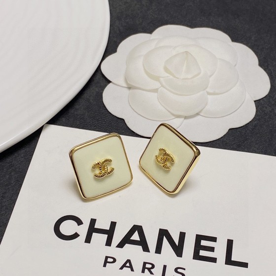 CHANEL🇫🇷Xiaoxiang Off-White Medieval Square Double C Stud Earrings
