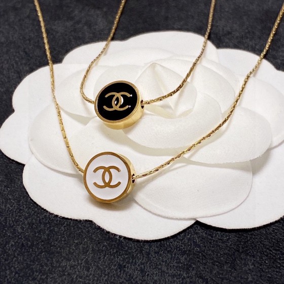 CHANEL🇫🇷Xiaoxiang Chanel's latest stainless steel color-preserving black and white two-sided thin necklace