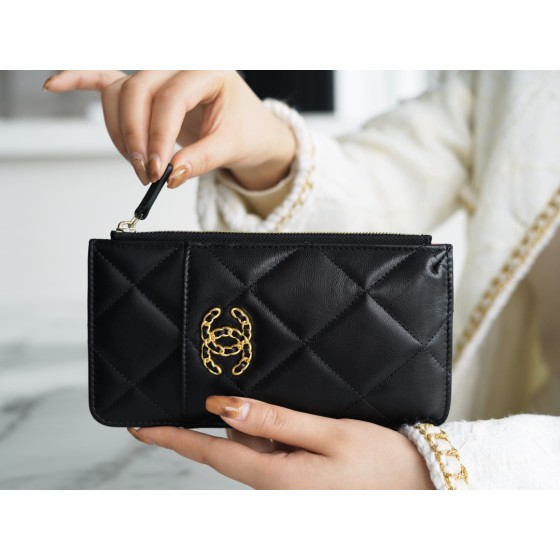 𝗖𝗛𝗔𝗘𝗡𝗟✦Classic 19 Collection Translucent and bright textured goatskin 🐐 Phone bag Black Gold