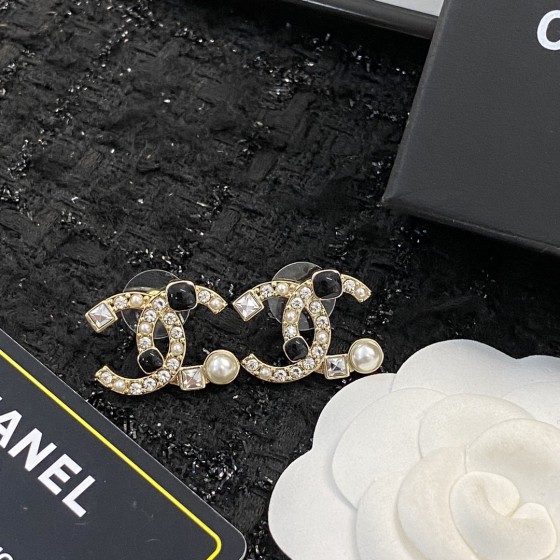 CHANEL🇫🇷Xiaoxiang Swarovski Pearl Diamond Alphabet Stud Earrings