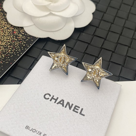 CHANEL🇫🇷Xiaoxiang Swarovski crystal diamond two-color five-pointed star letter earrings