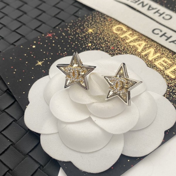 CHANEL🇫🇷Xiaoxiang Swarovski crystal diamond two-color five-pointed star letter earrings