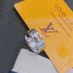 Louis Vuitton ring in the same material as the counter.